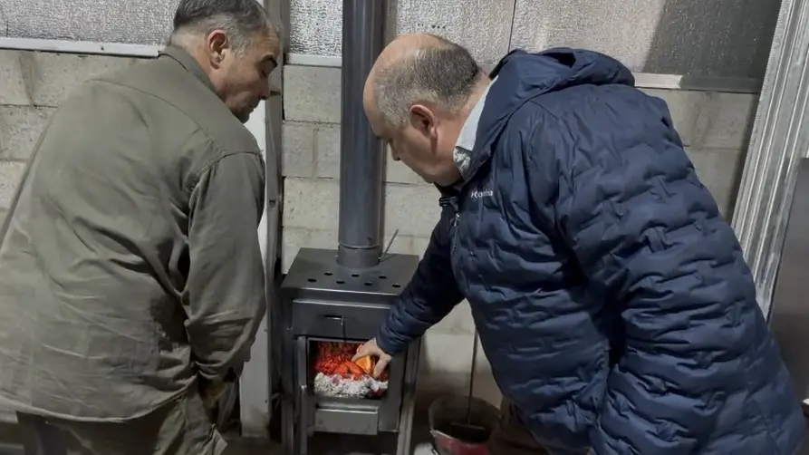Río Negro prueba estufas eficientes en Alún Ruca para reducir el consumo eléctrico de familias