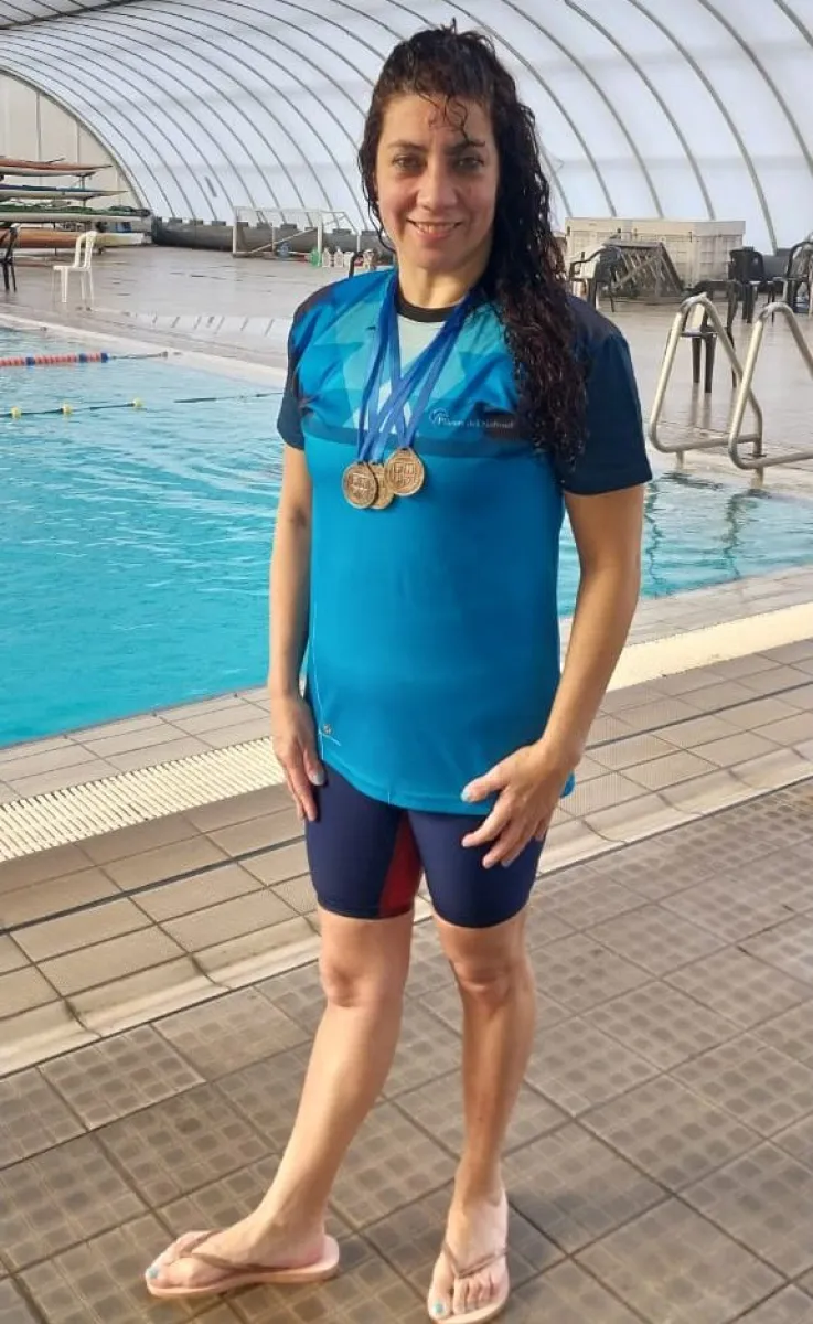 Roxana Pescader logró cuatro oros y un récord nacional en el provincial de natación de Mar del Plata