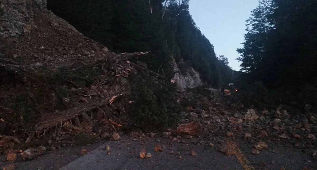 Ruta 40 totalmente cortada por un derrumbe cerca del lago Guillelmo