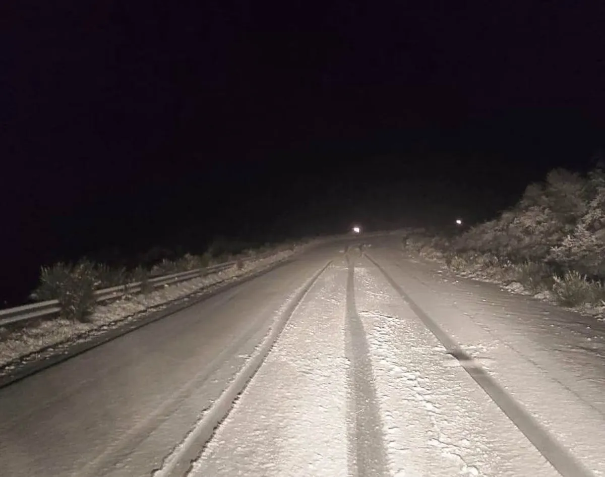 Rutas 23 y 40 habilitadas con nieve en calzada y extrema precaución en la región