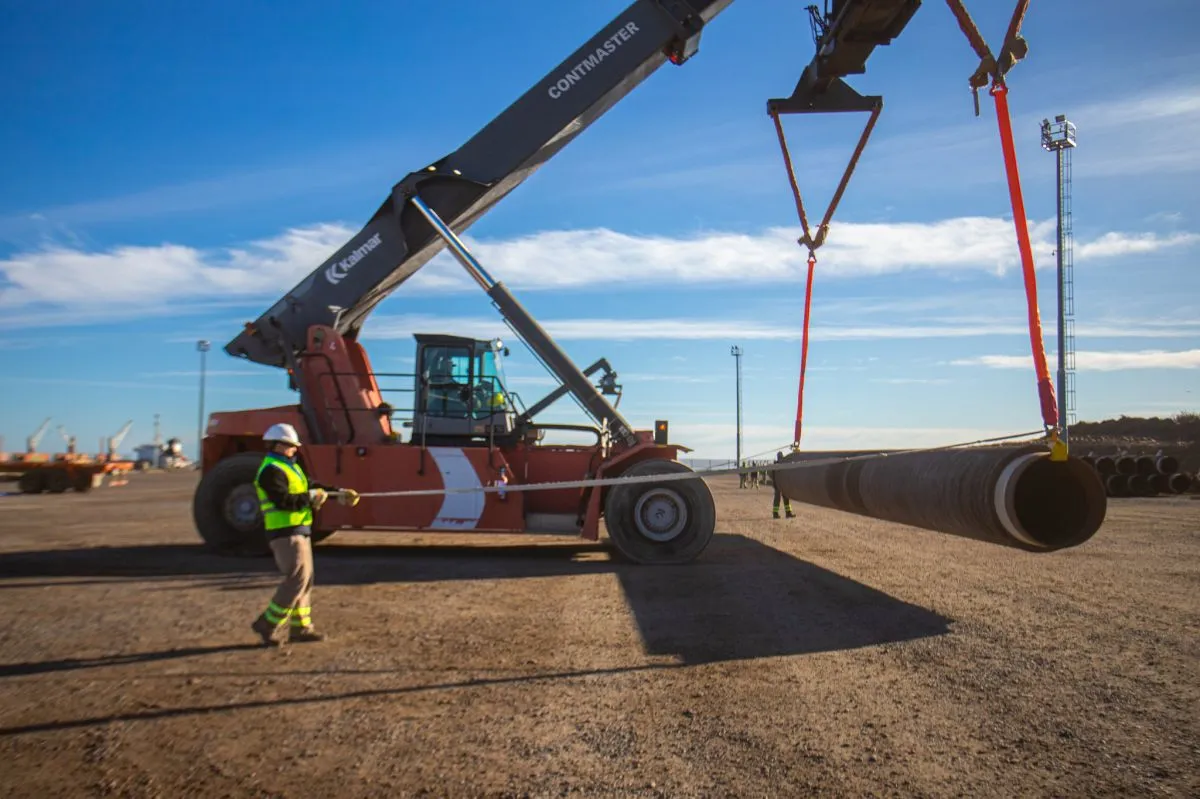 San Antonio Este recibe más de 700 caños de acero para el ducto marino de Vaca Muerta Oil Sur