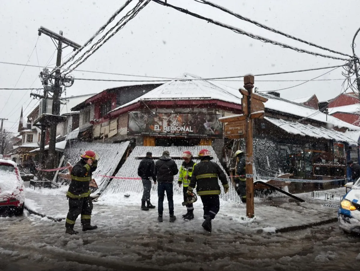 Se desplomó parte del techo de un comercio en pleno centro de San Martín de los Andes