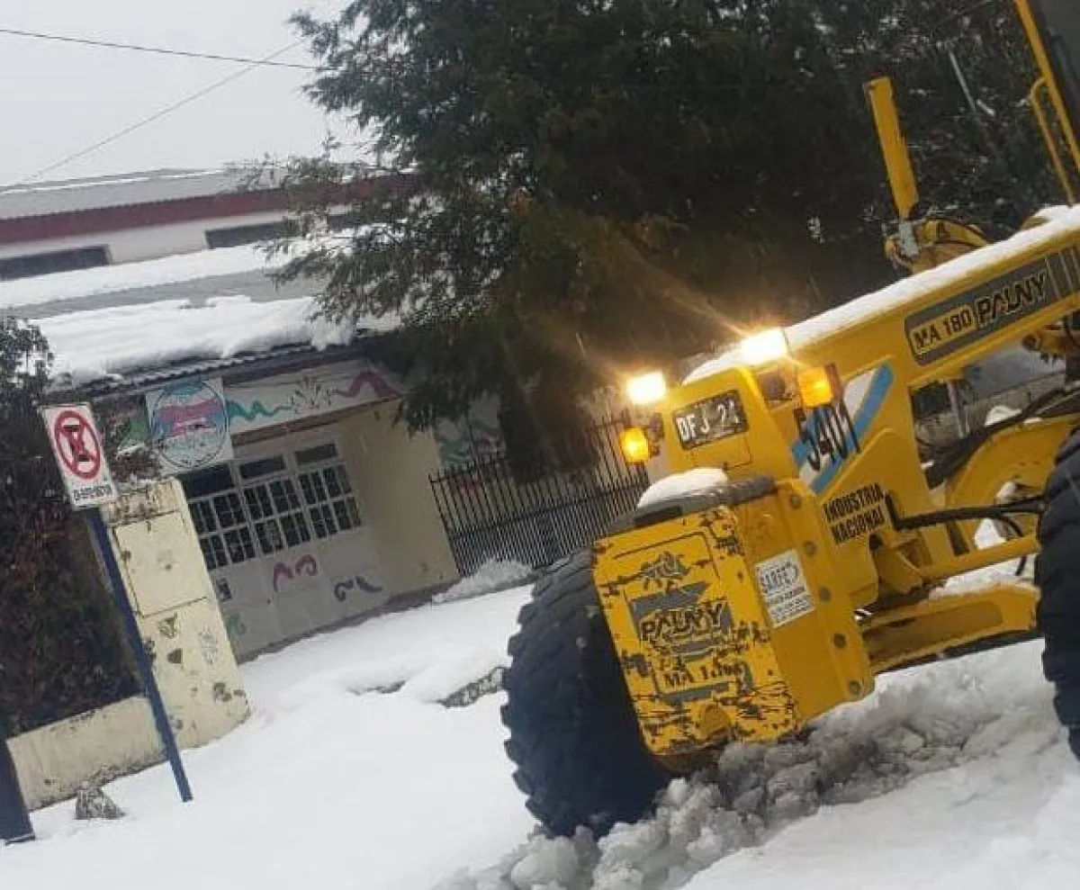 Se intensifica la nevada en Bariloche y complica el tránsito: trabajan cuadrillas municipales