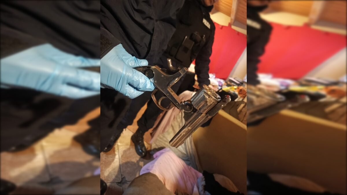 Secuestraron un revólver cargado a hombre que amenazó a ex compañero de trabajo por WhatsApp