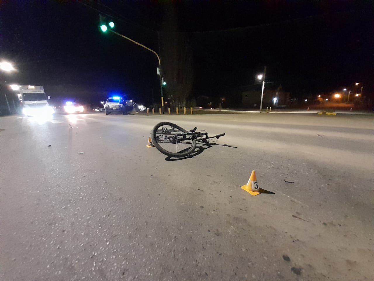 Siniestro vial entre moto y bicicleta cortó la Ruta 40 en Dina Huapi