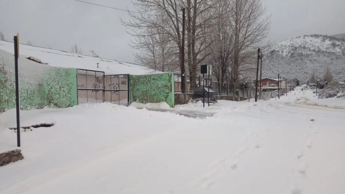 Suspenden clases en todos los turnos por intensas nevadas en la Zona Andina