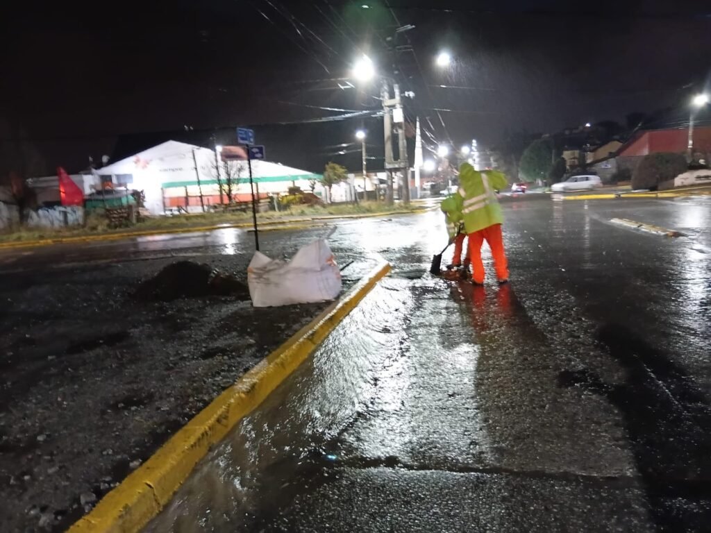 Temporal en Bariloche: asistieron viviendas inundadas y suspendieron clases por la lluvia intensa