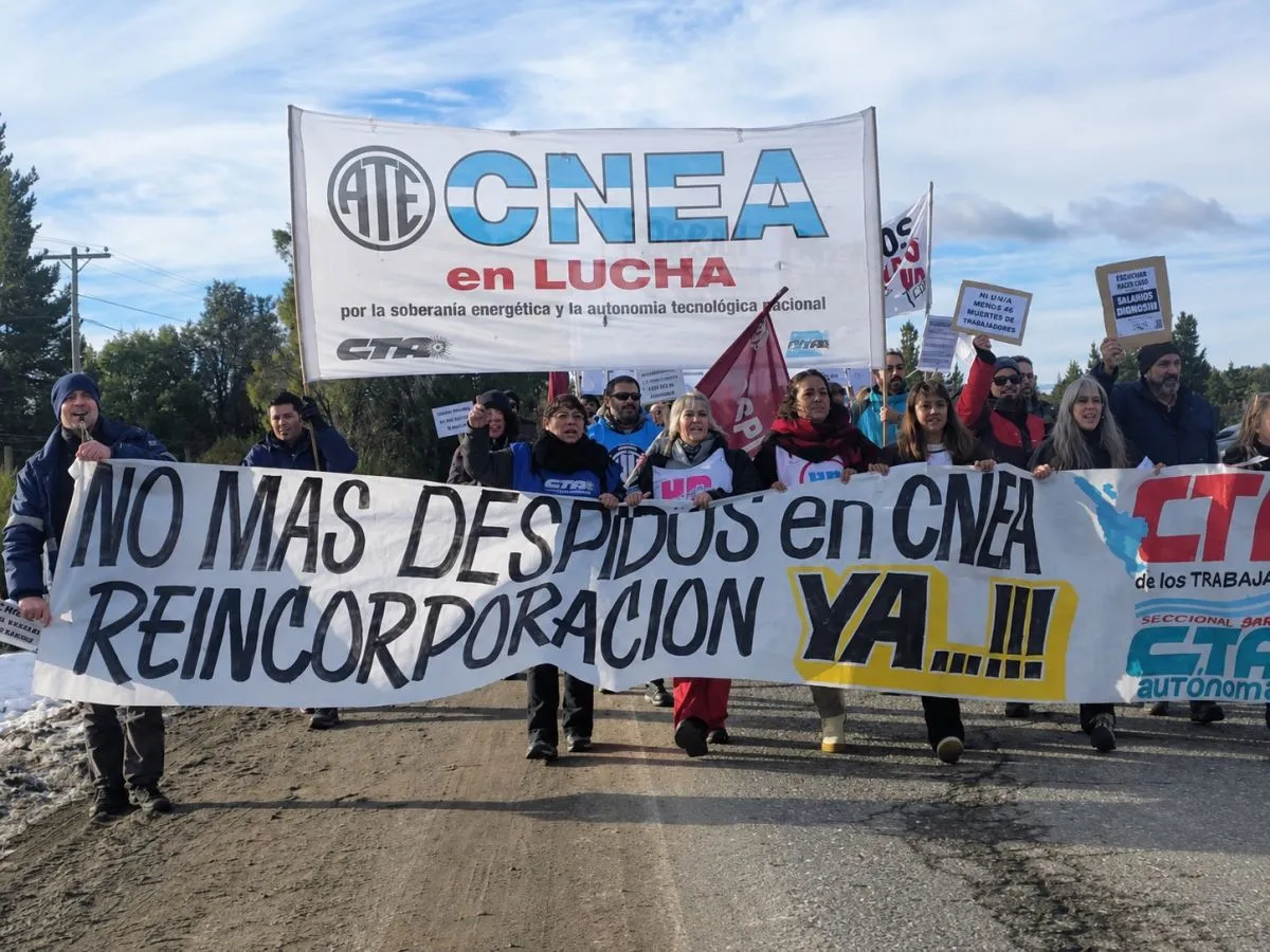 Trabajadores de la CNEA cortaron la Ruta 82 contra los despidos en centros atómicos