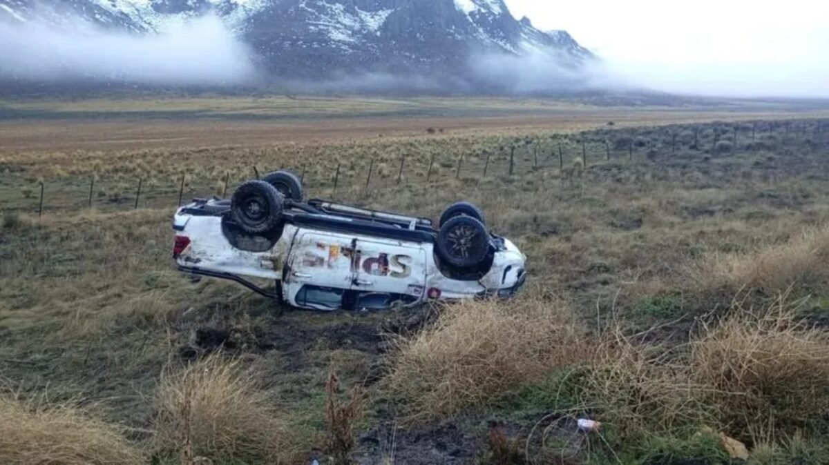 Tres brigadistas del SPLIF resultaron heridos tras volcar su camioneta en la Ruta 23