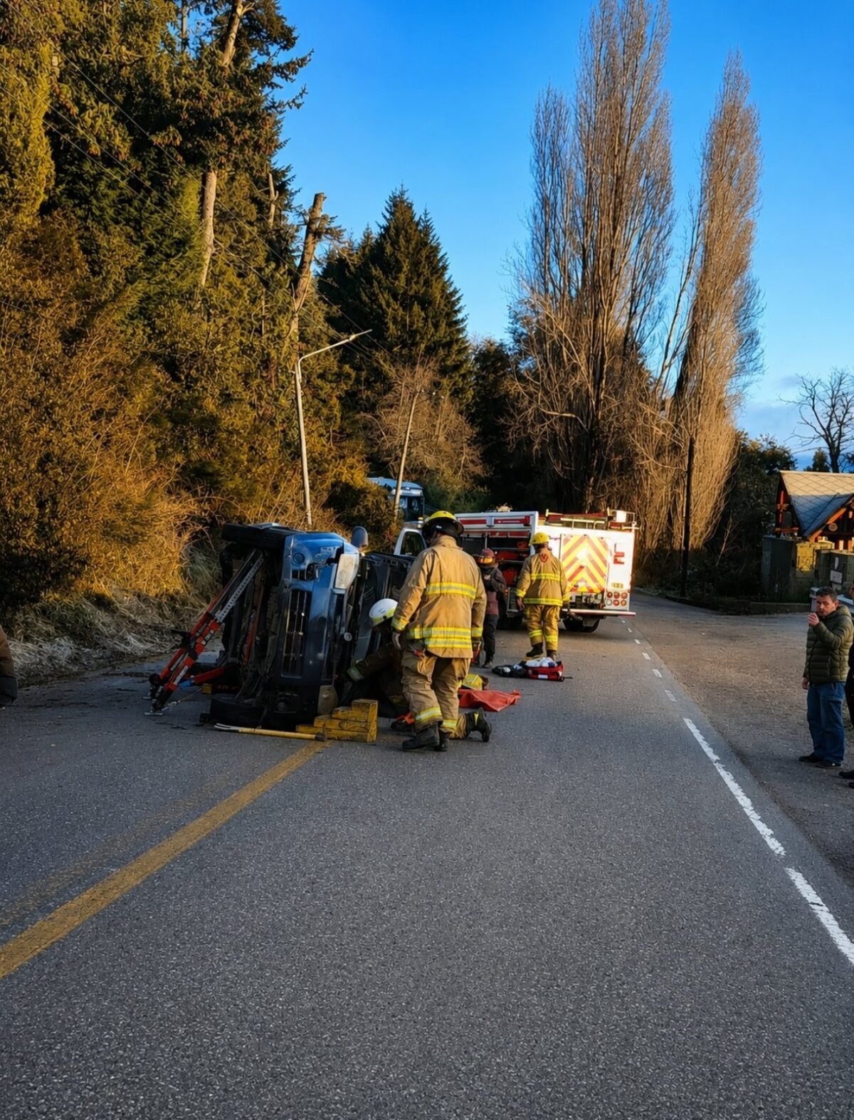 Tres despistes por hielo en Bustillo: un vehículo volcó en el kilómetro 22
