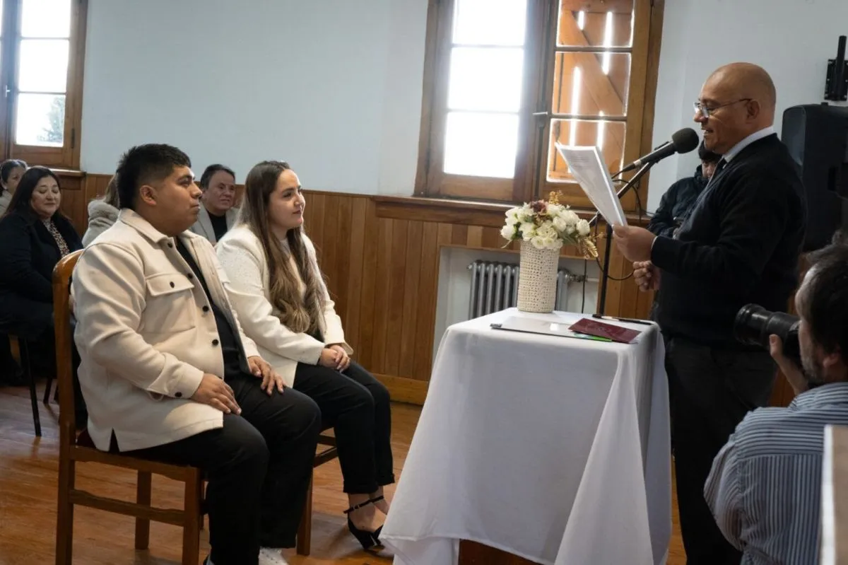 Tres parejas se casaron en el Centro Cívico con la presencia del intendente Cortés