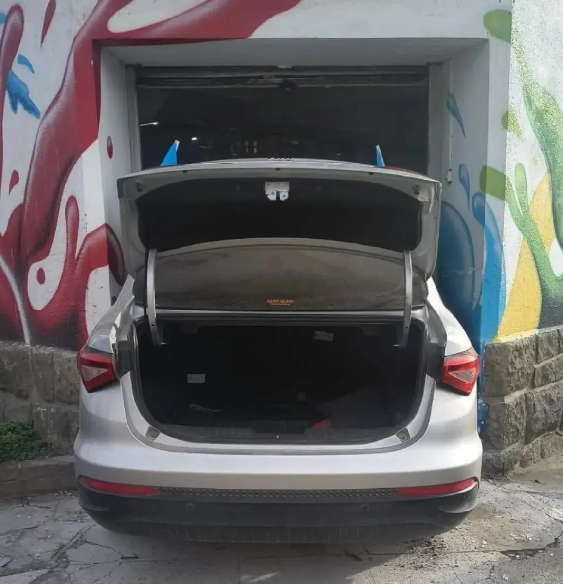 Triple choque en pleno centro terminó con un auto incrustado en un local comercial
