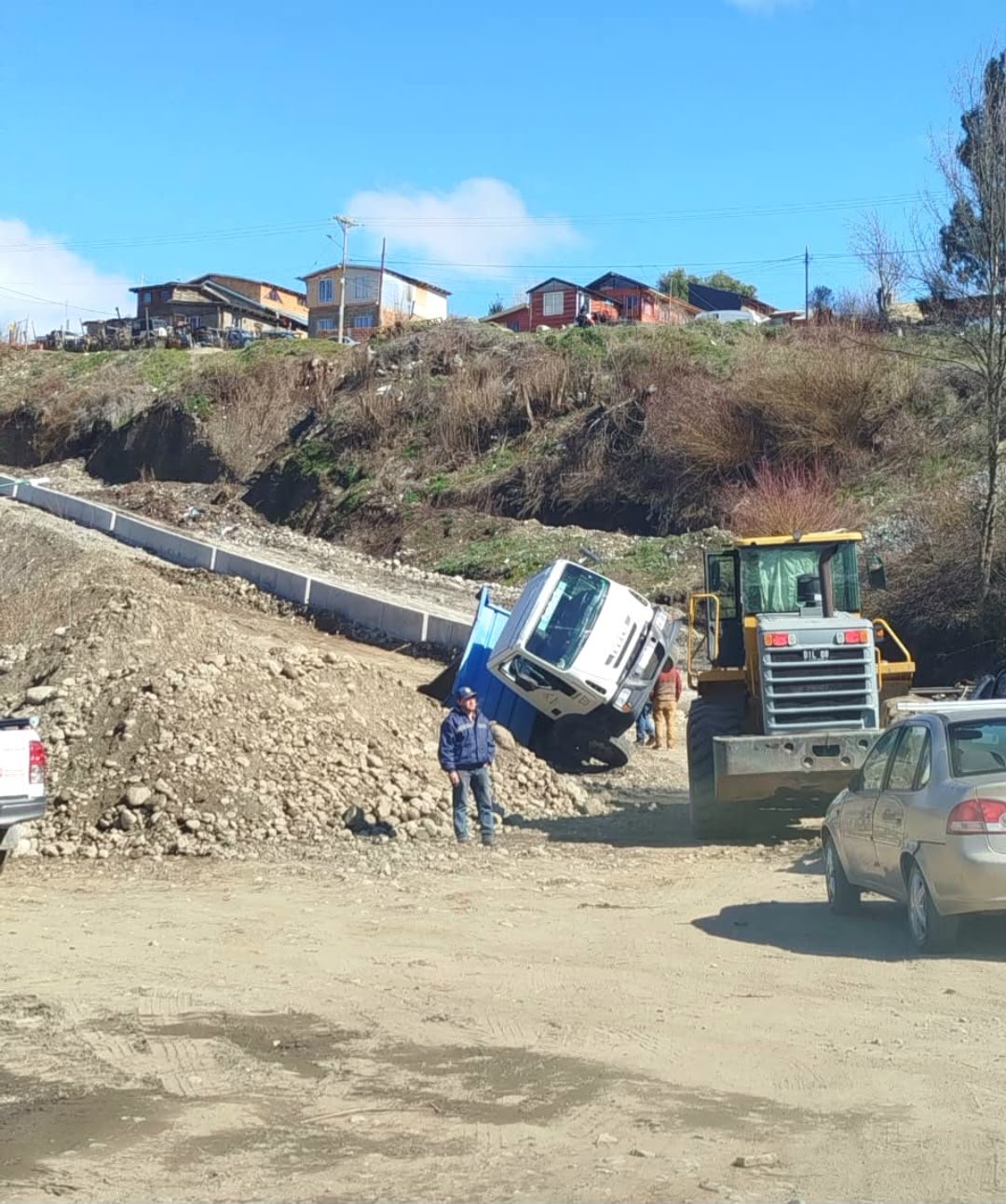Un camión municipal volcó mientras trabajaba en la obra de la Barda del Ñireco