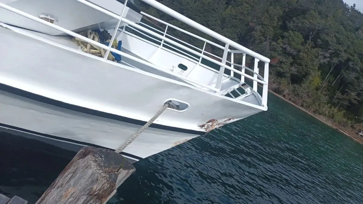 Un catamarán chocó contra las rocas durante una excursión al Bosque de Arrayanes en Villa La Angostura