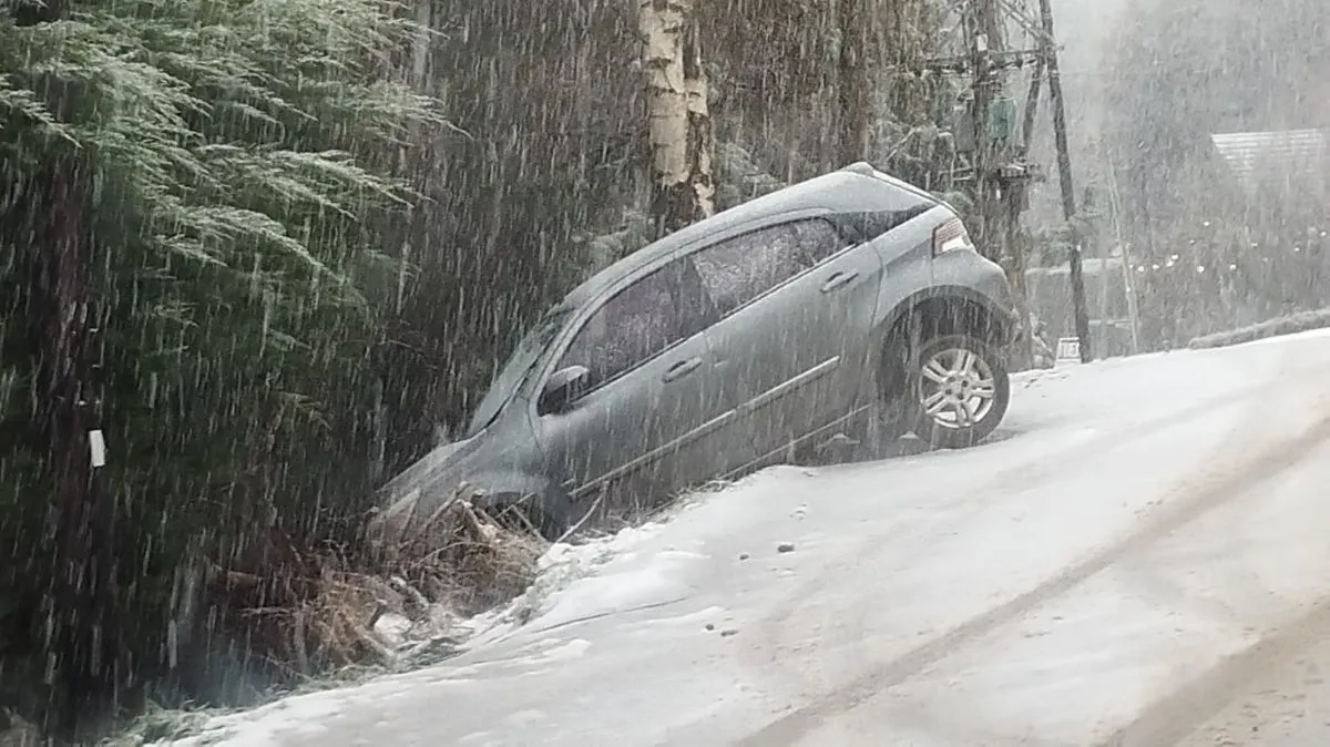 Un Chevrolet Agile volcó dentro de un zanjón tras despistarse por la intensa nevada