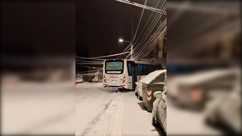 Un colectivo de la línea 50 despistó por la nieve en pleno centro y quedó contra el cordón