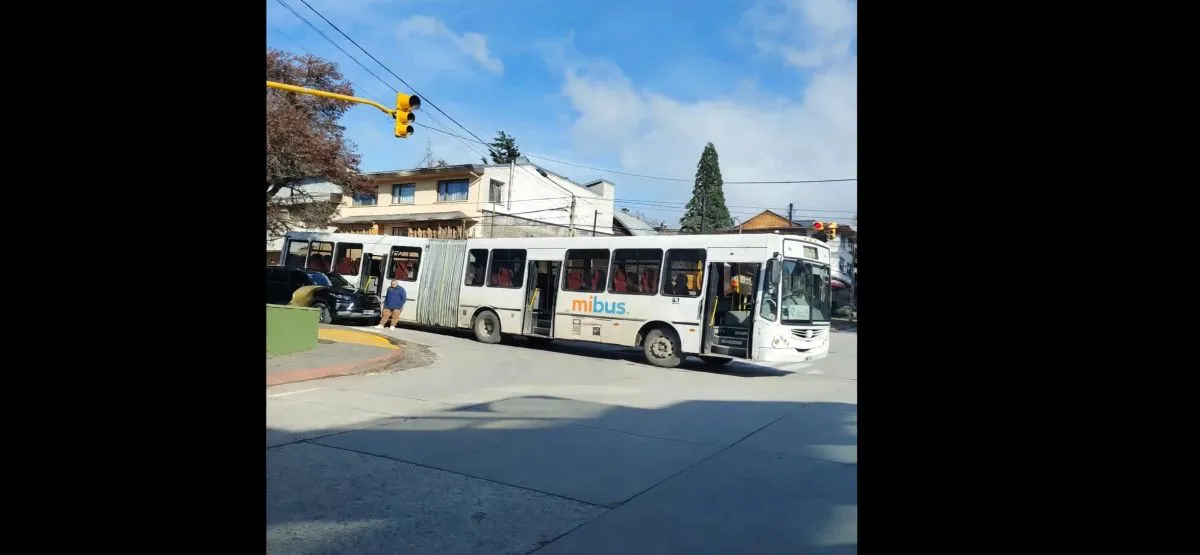 Un colectivo de la Línea 55 chocó un auto estacionado y quedó trabado en las Cinco Esquinas