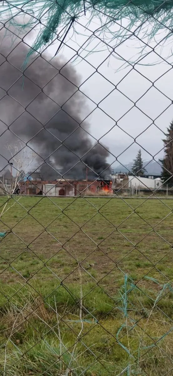 Un colectivo que funcionaba como vestuario del CAB 16 se incendió en el barrio Ñireco