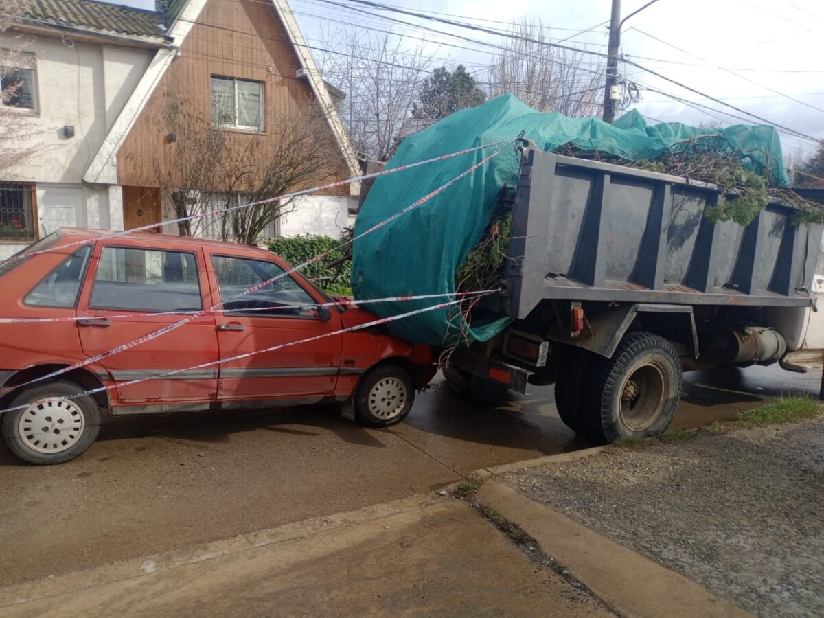Un Fiat Duna quedó incrustado bajo un camión tras violento choque en barrio Melipal