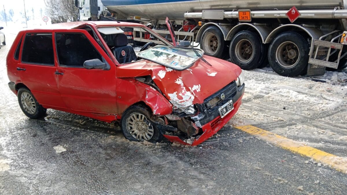 Un Fiat Uno chocó contra un camión de YPF detenido en la banquina de la Ruta 40 en El Foyel