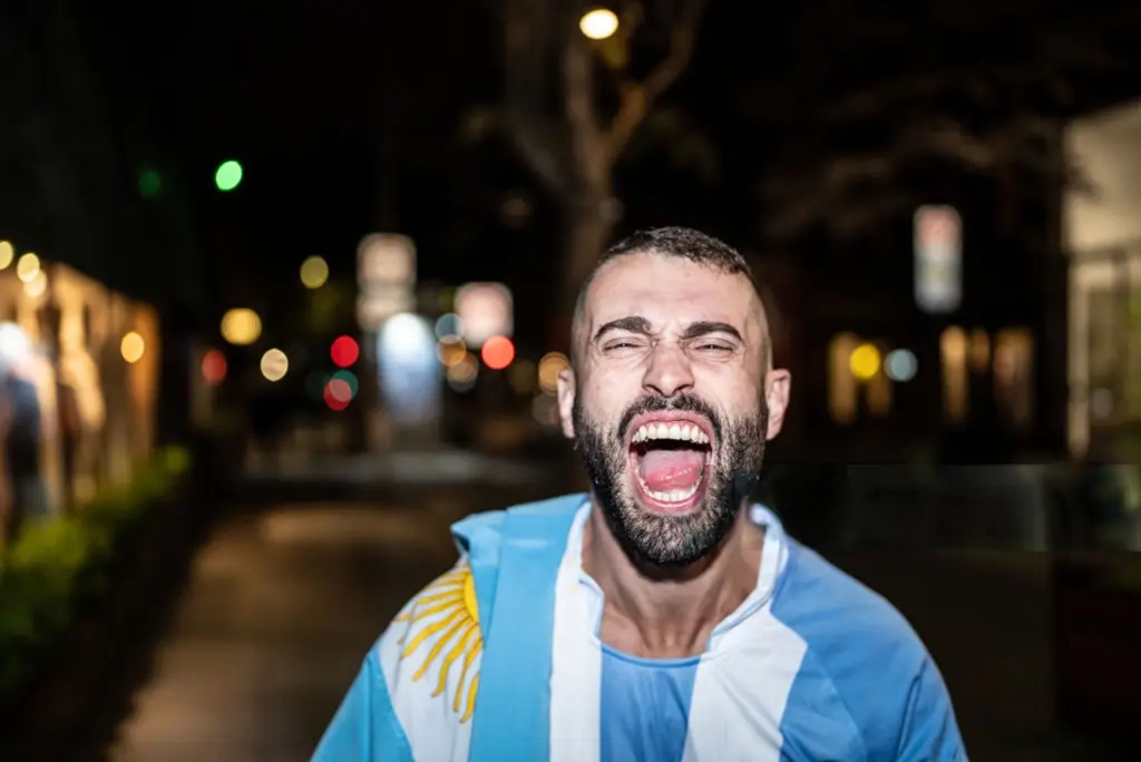 Un hombre fue amonestado por la Justicia tras salir a gritar a la calle después de partidos de fútbol