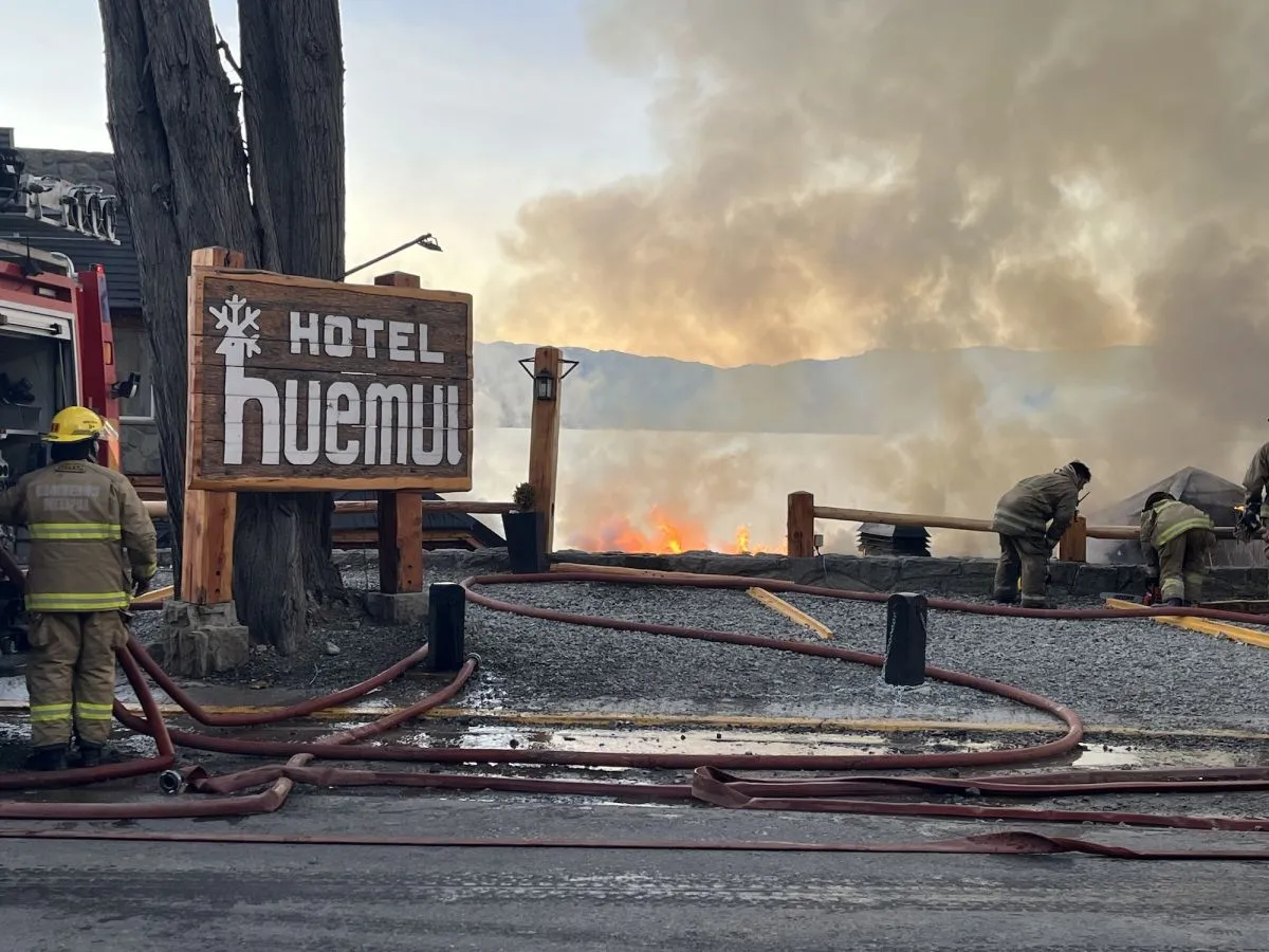 Un incendio destruyó gran parte del histórico Hotel Huemul en avenida Bustillo