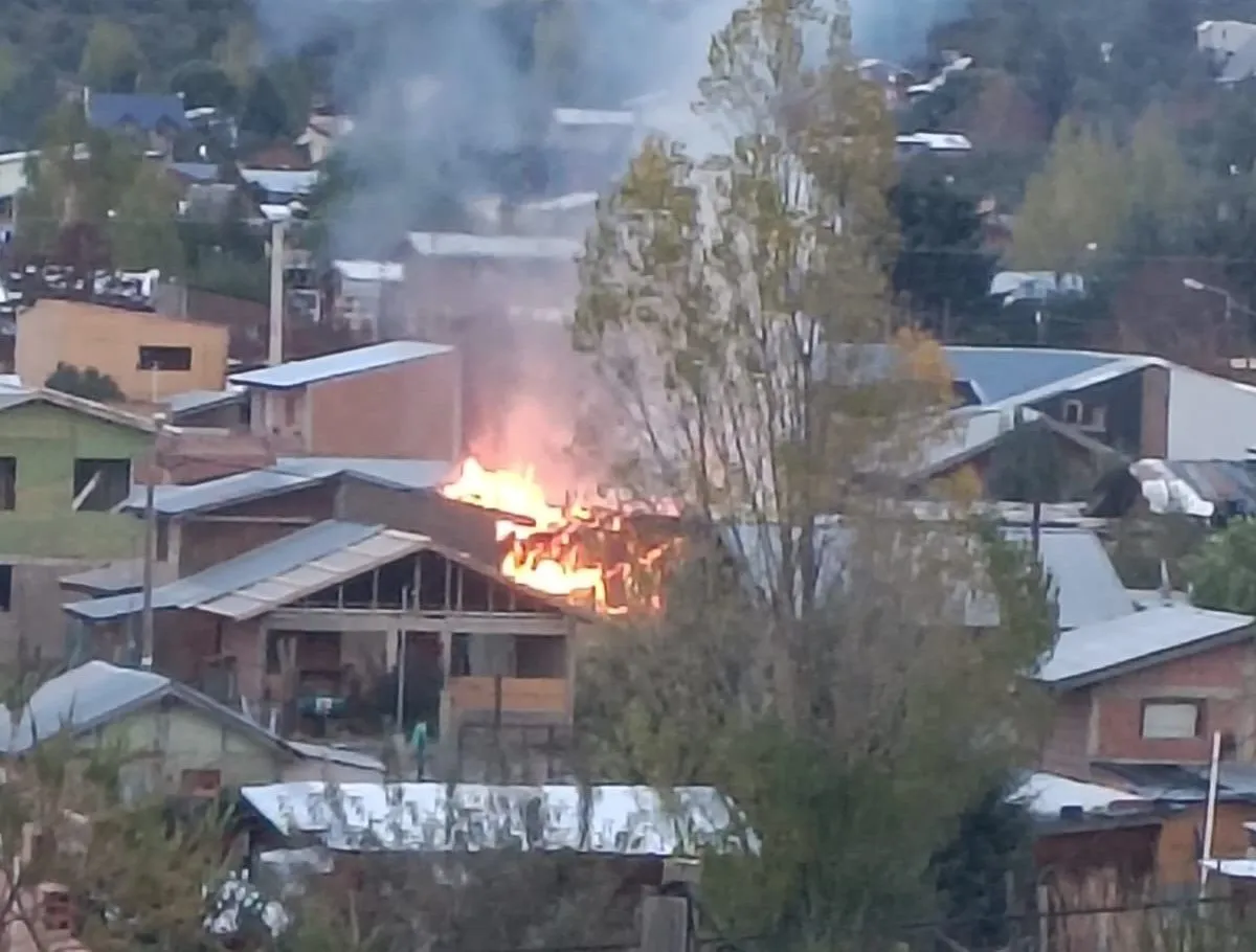 Un incendio destruyó por completo una vivienda en barrio Nahuel Hue y dejó un herido