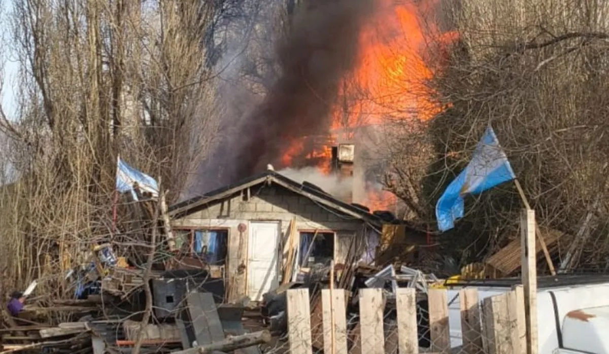 Un incendio destruyó por completo una vivienda en el barrio Arrayanes