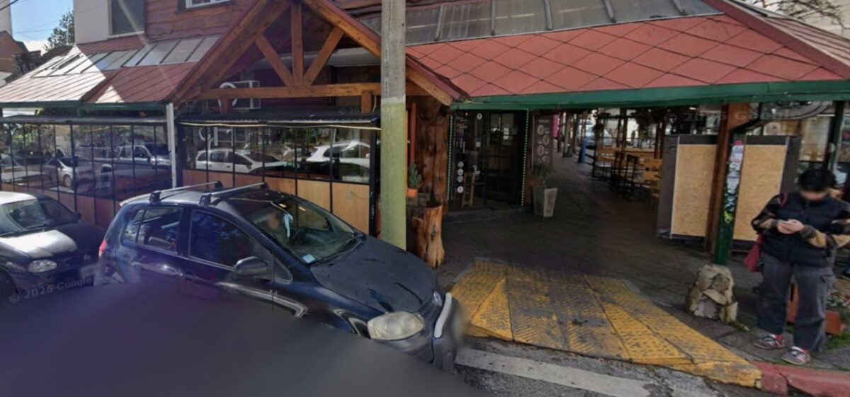 Un juez de Faltas denunció que el Municipio no infracciona a comercios que ocupan veredas ilegalmente en Bariloche