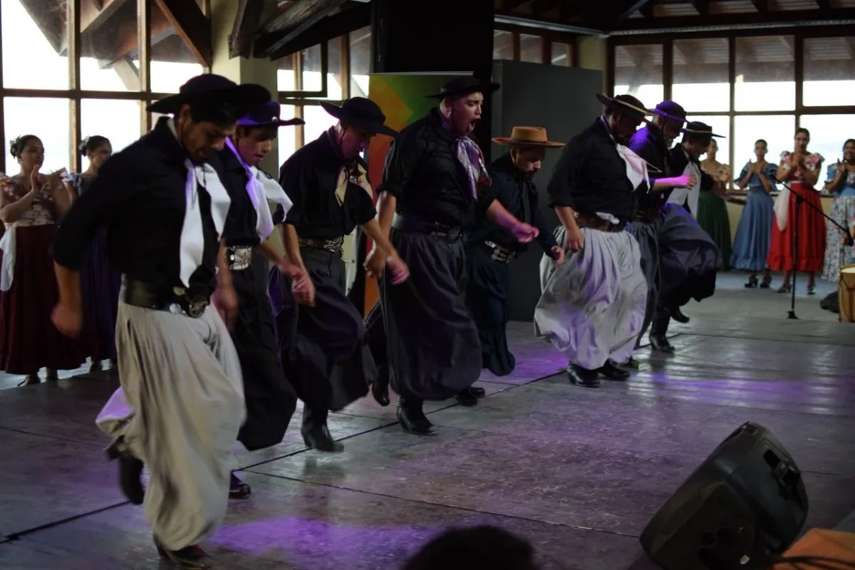 Una barilochense es coreógrafa del primer Ballet Folklórico Juvenil de Río Negro