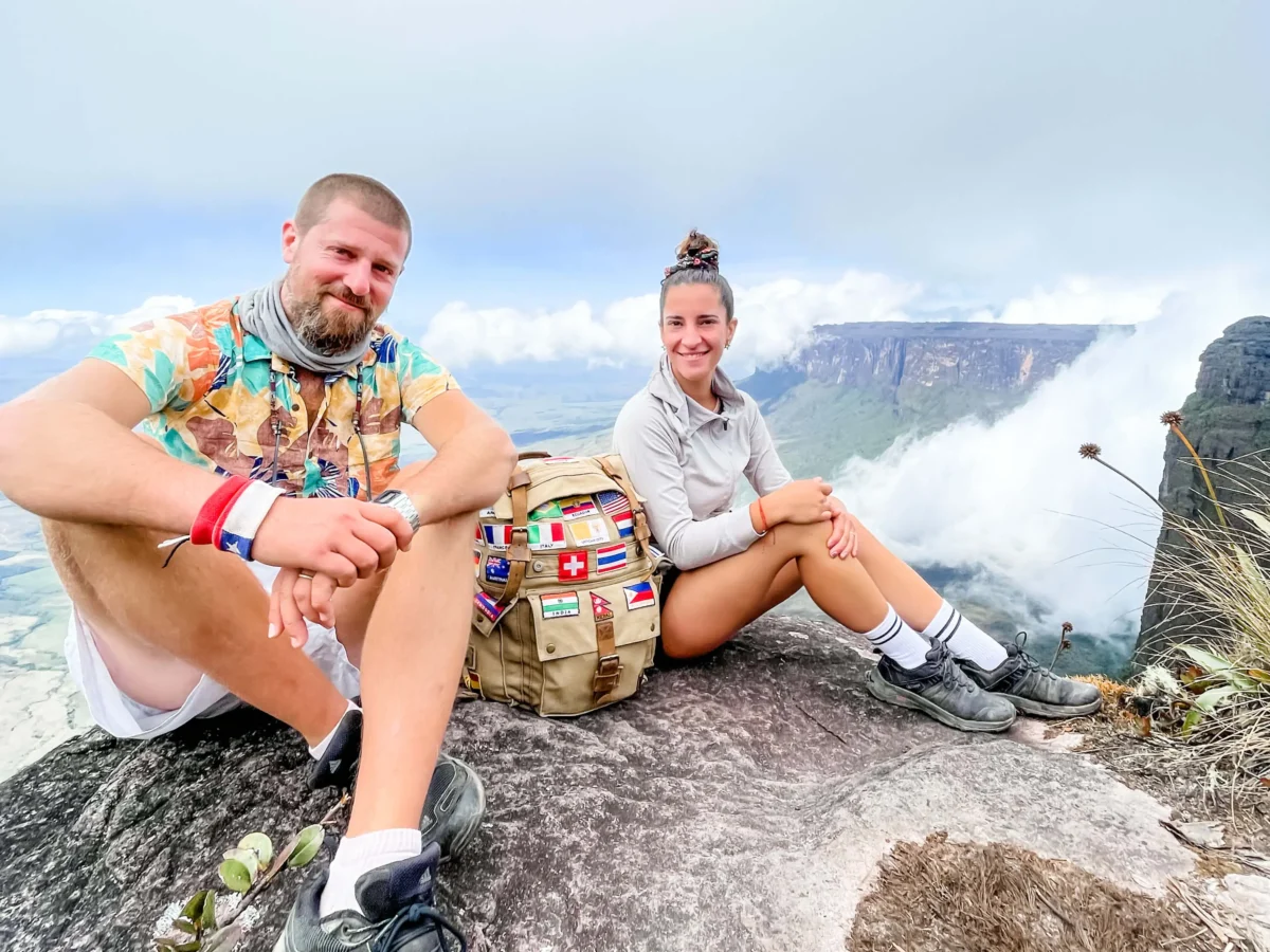 Una pareja dejó todo por una recomendación médica: viajan por Sudamérica en combi rusa y mejoraron su salud