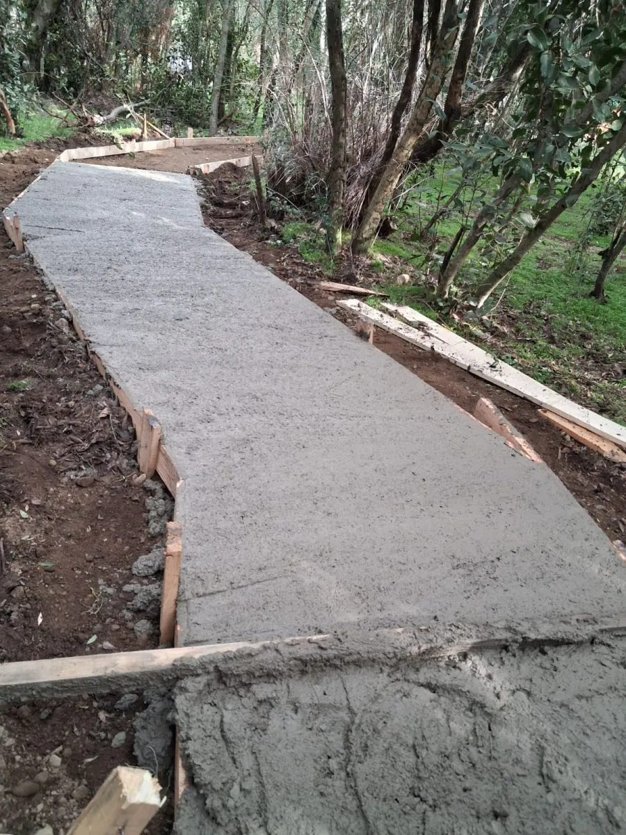 Una pasarela accesible conecta la nueva plaza en construcción del barrio Jockey Club