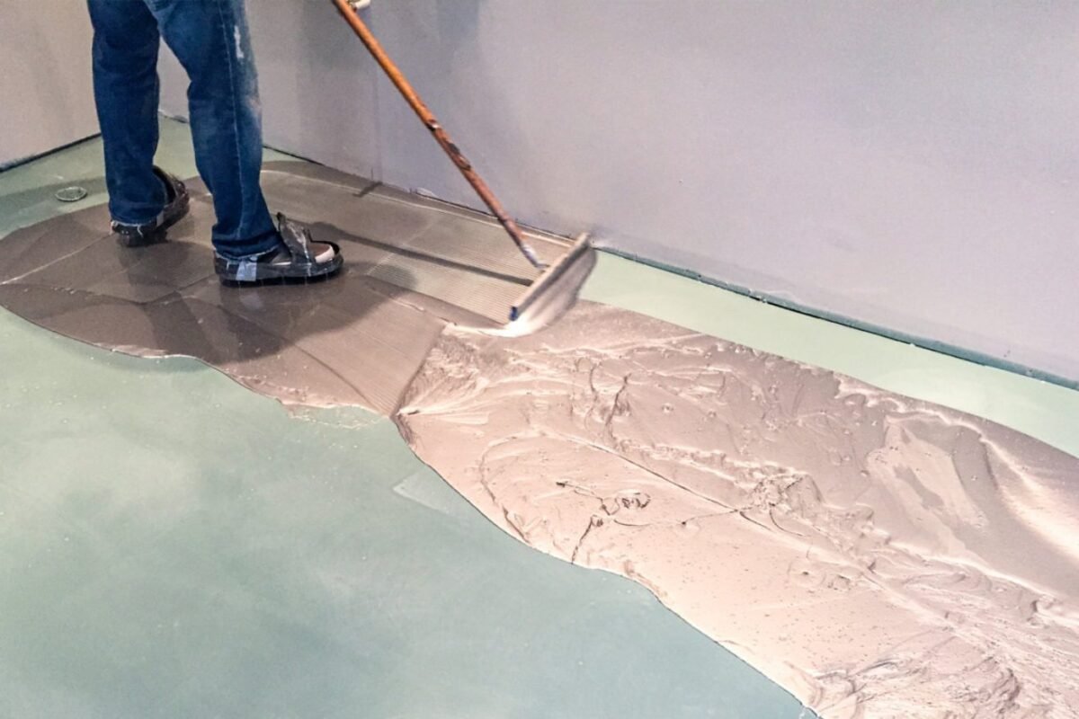 Vecina de Bariloche demandó por porcelanato líquido defectuoso: el piso quedó "gomoso como un chicle"