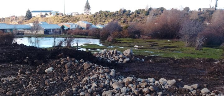 Vecinos denuncian obra vial sobre el mallín El Abrazo sin estudios de impacto ambiental
