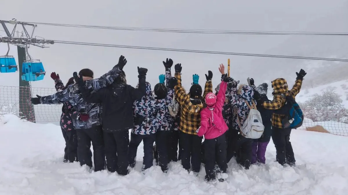 Veinte adolescentes de los CAINA disfrutaron de una jornada recreativa en el Cerro Catedral