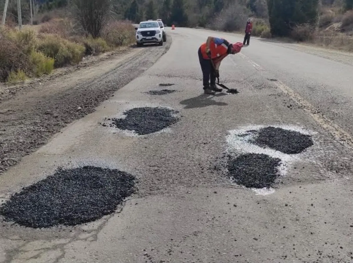 Vialidad Nacional realiza trabajos de bacheo en la Ruta 40 entre Bariloche y El Bolsón