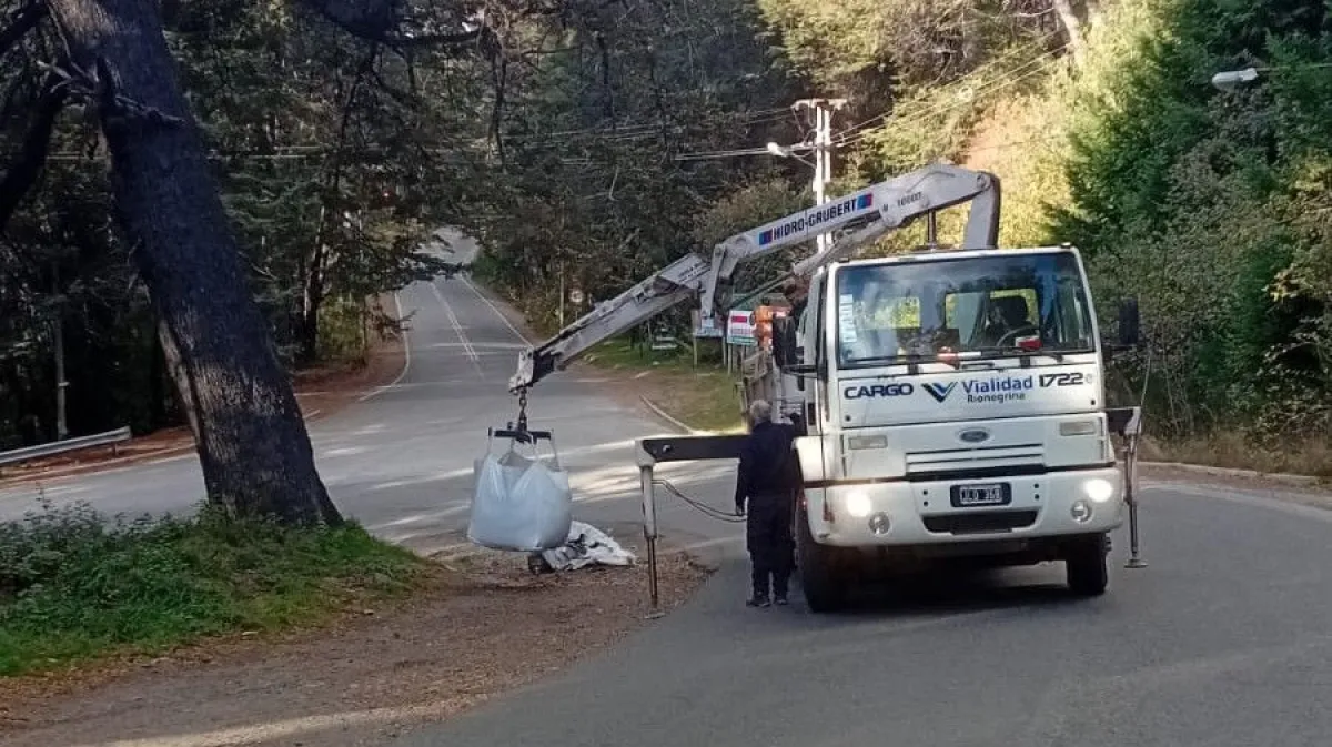 Vialidad Rionegrina distribuye sal y arena en rutas cordilleranas para el Operativo Invierno
