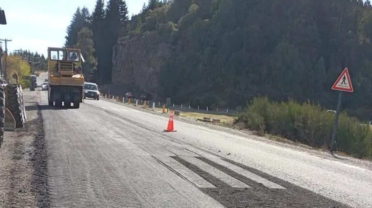 Vialidad Rionegrina ejecuta trabajos de bacheo y reparación en la Ruta Provincial 82