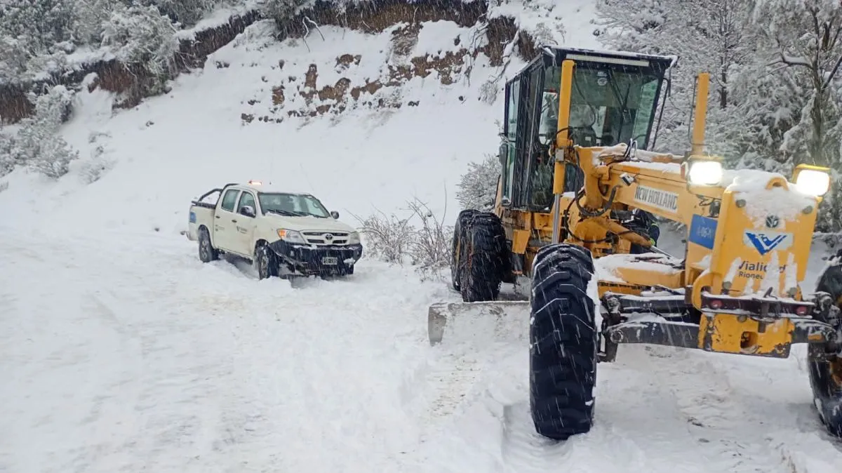 Vialidad Rionegrina mantiene operativos en rutas las 24 horas durante el invierno
