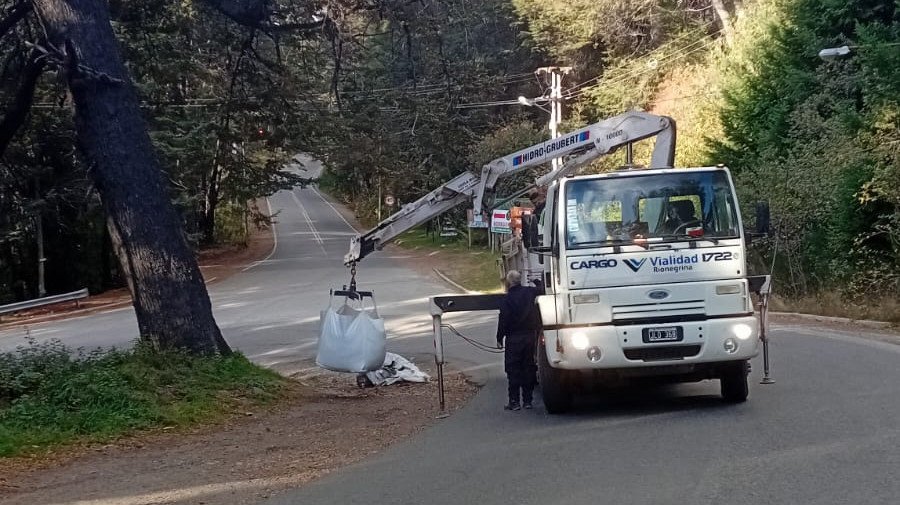 Vialidad Rionegrina refuerza el Operativo Invierno con distribución de sal y arena en rutas andinas