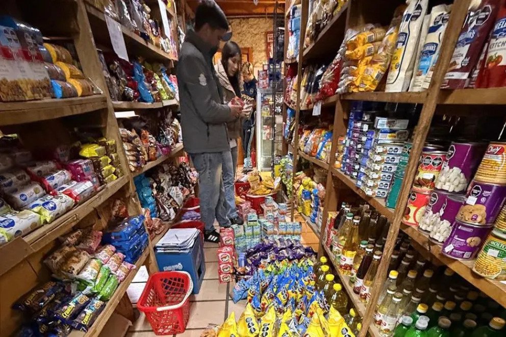 Villa Traful: multaron con casi 20 millones de pesos a un comercio por vender más de 1.500 productos vencidos
