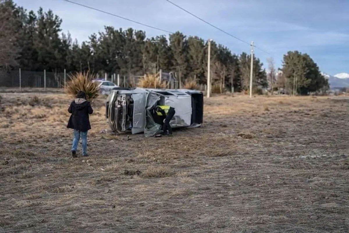 Violento choque y vuelco en el acceso a Dina Huapi dejó un conductor hospitalizado