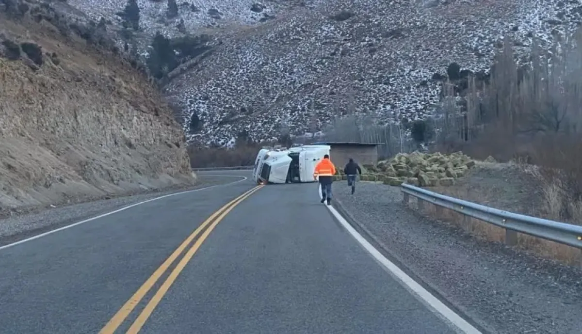 Volcó un camión con fardos de pasto en la Ruta 237 cerca de Villa Llanquín y el tránsito está asistido
