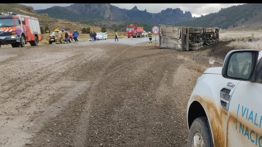 Volcó un camión en la Ruta 23 a la altura de Laguna Los Juncos por un desperfecto mecánico