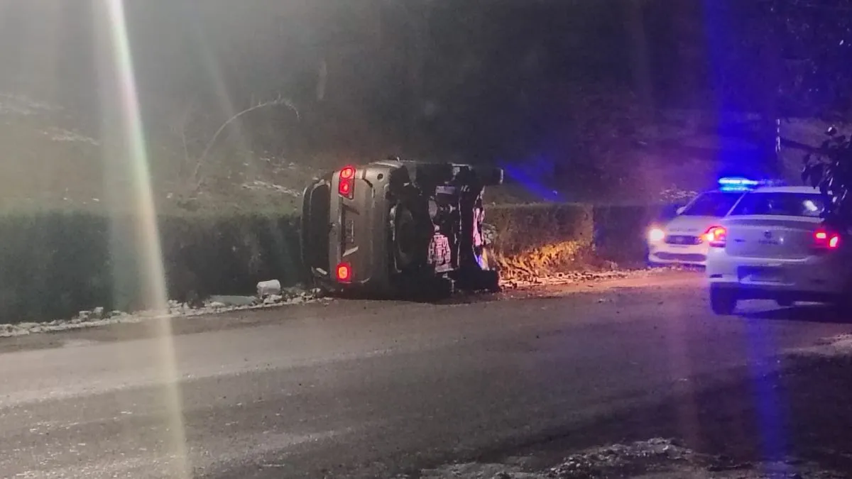 Volcó una camioneta en avenida Bustillo por presencia de hielo en la calzada