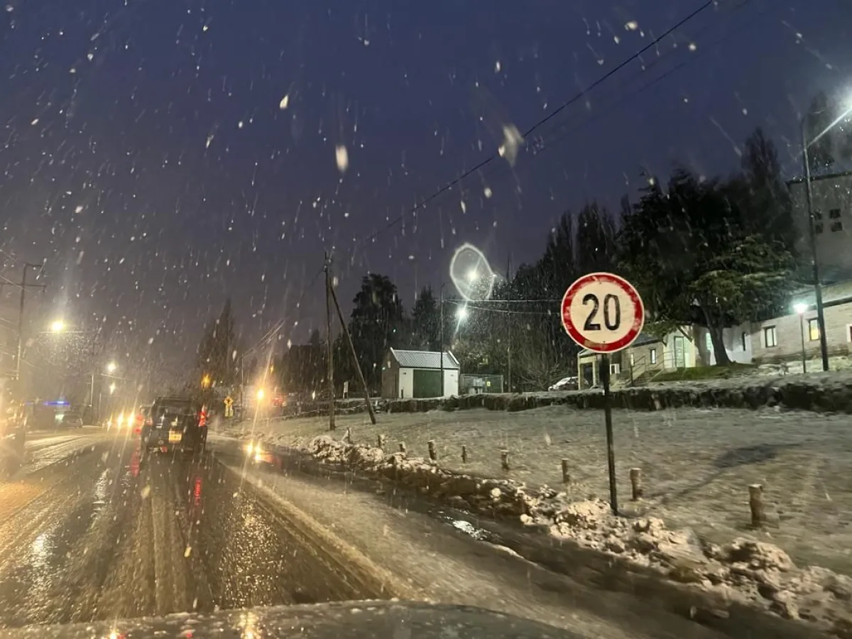 Volvió la nieve a Bariloche con acumulación en sectores altos y calzadas complicadas