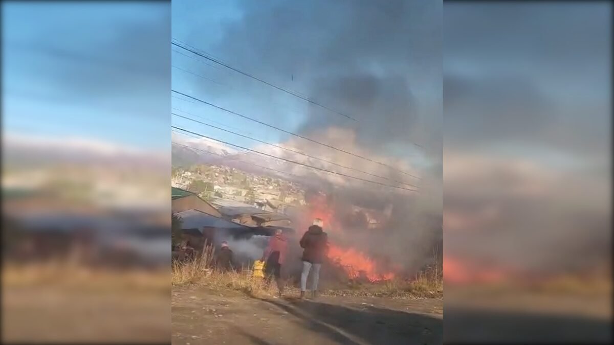 Voraz incendio destruyó completamente una vivienda de madera en Mutisias