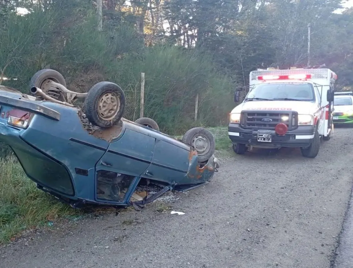 Vuelco espectacular en avenida Bustillo por hielo negro: el conductor salió ileso