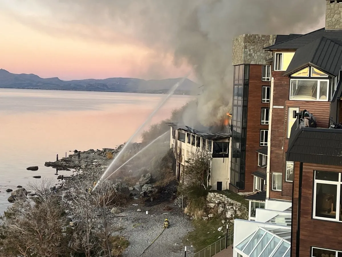 Walter Cortés sobre el incendio del Hotel Huemul: "Es una imagen tristísima"