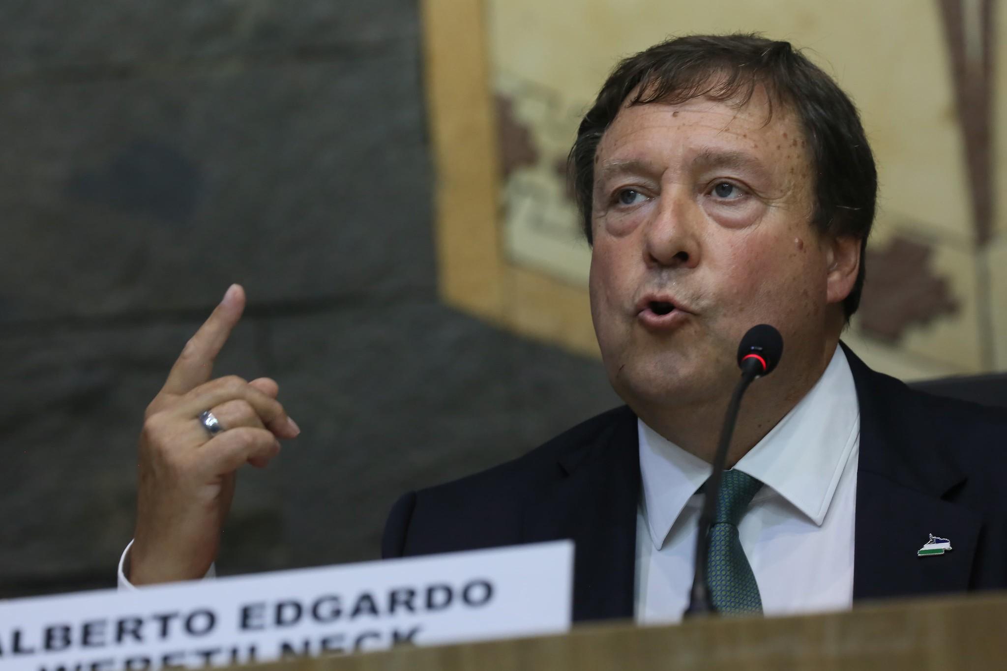 Weretilneck acelera su estrategia electoral con foco en la reelección y desacopla los comicios municipales